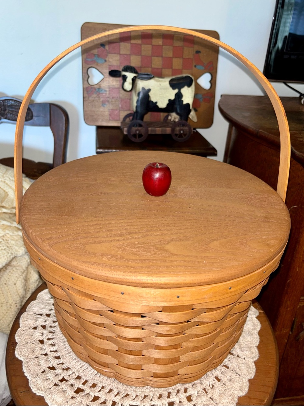 1991 LONGABERGER LARGE APPLE/FRUIT BASKET. LID WITH APPLE KNOB